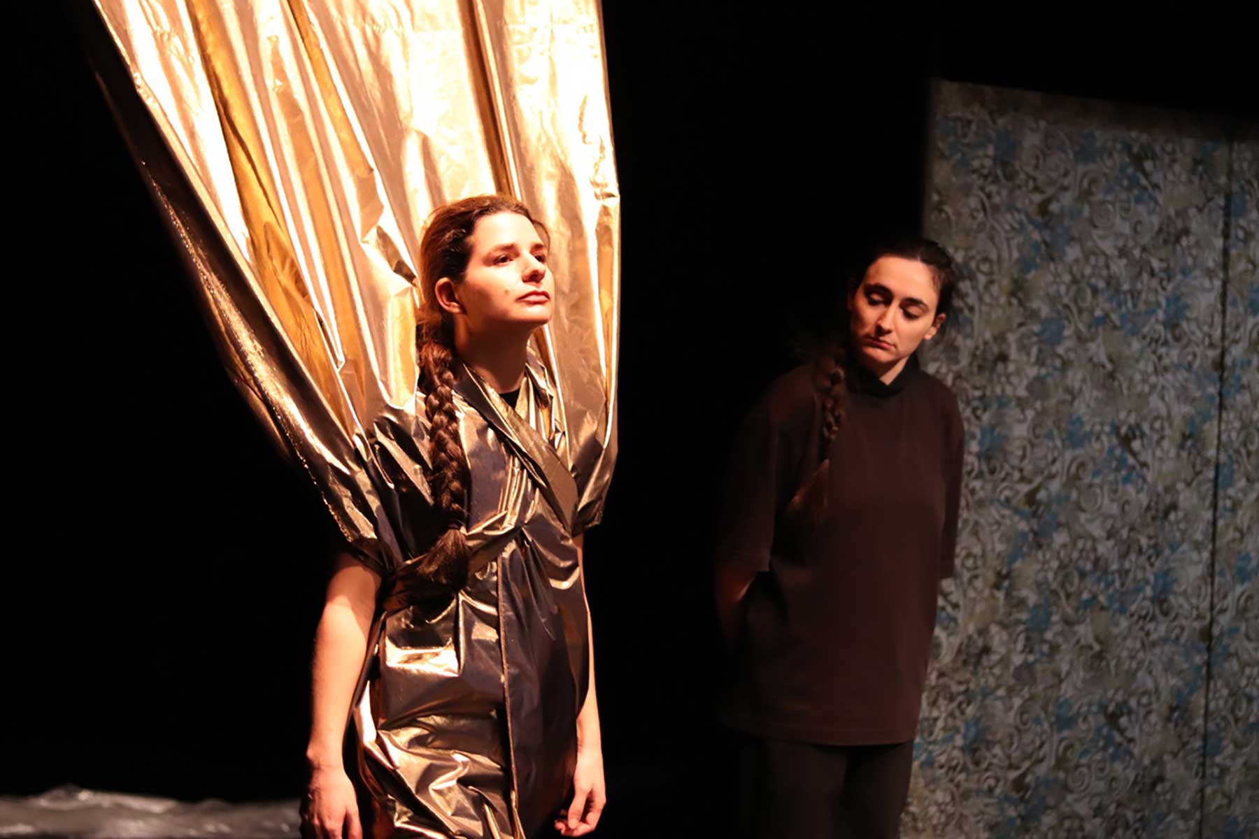 Visuel spectacle "Les filles ne sont pas des poupées de chiffon"