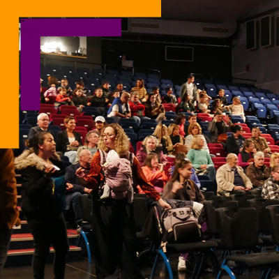 Photographie du public dans les gradins du Coléo - Archive