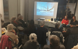 Une des soirées rencontres, ici à l'Espace Aragon. Les artistes présentent le projet, avec l'aide supports photos et vidéos.