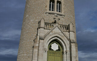 Au pied de la tour d'Avalon