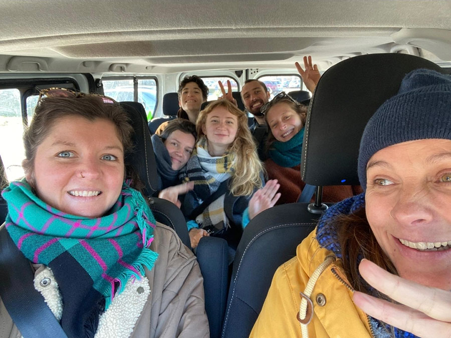 Les artistes et leurs accompagnateurs font un selfie rieur dans le minibus