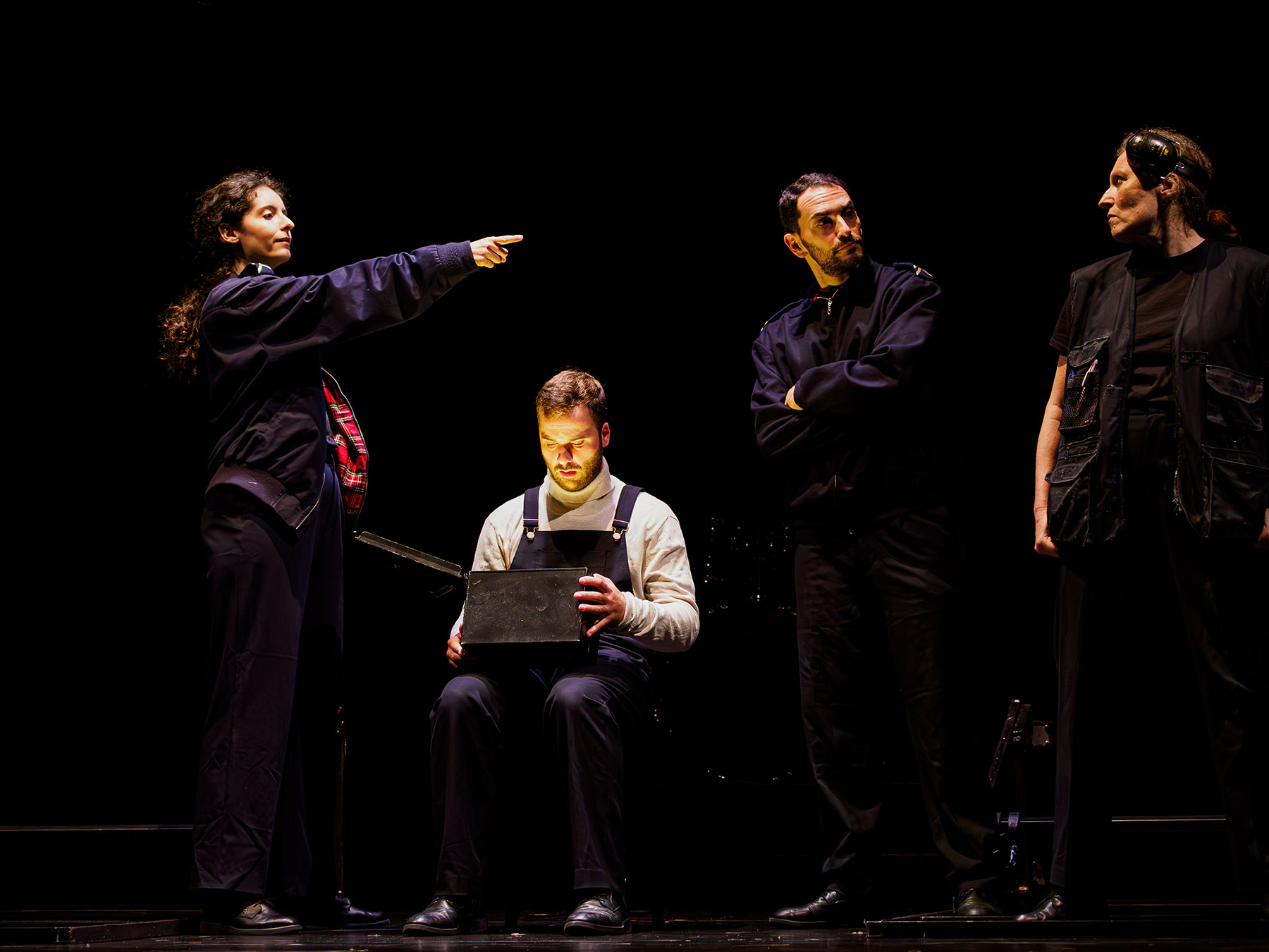 Le visuel illustre le spectacle "Made in France". Des personnages,c semble-t-il des travailleurs, semblent débattre et ne pas être d'accrd.