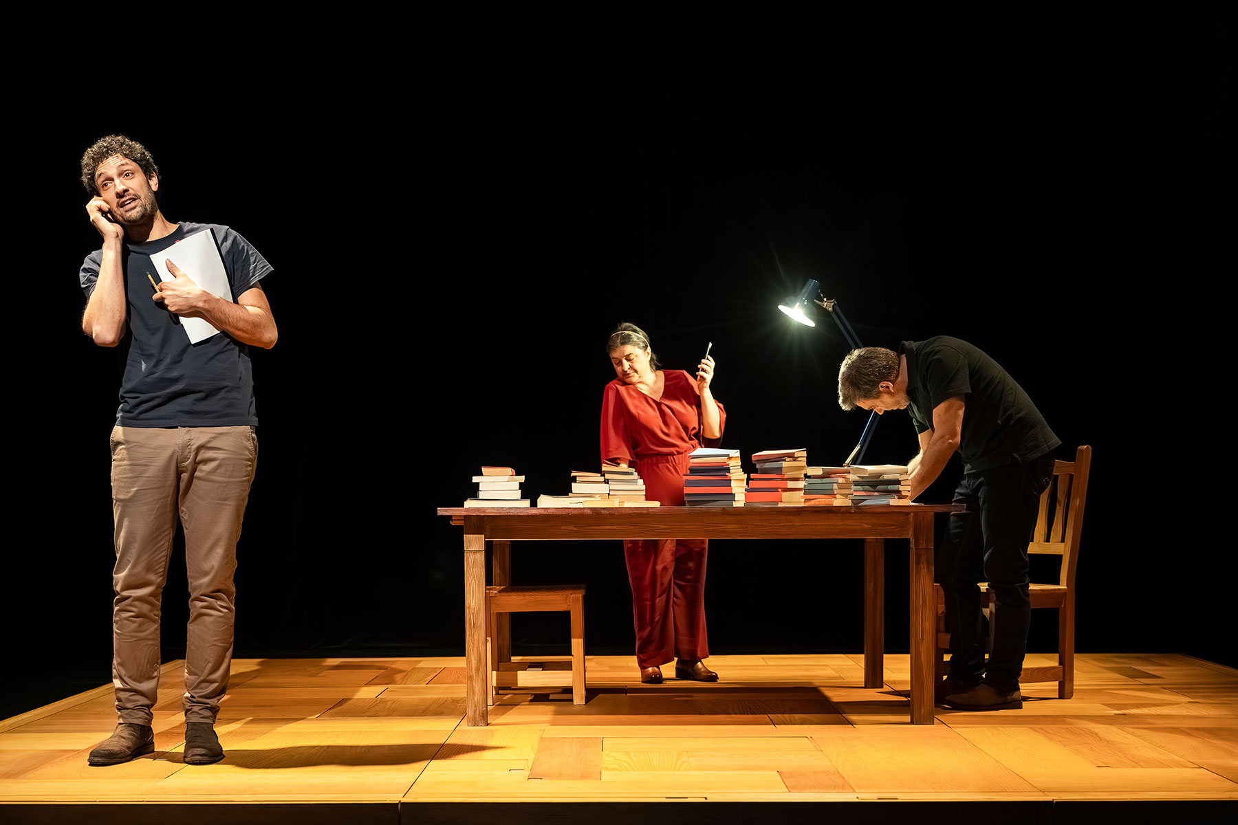 @ Pascale Cholette Ce visuel est un peu la suite du premier. Les personnages sont très actifs autour de la table, épluchent les livres, parlent au téléphone, semblent débattre entre eux...