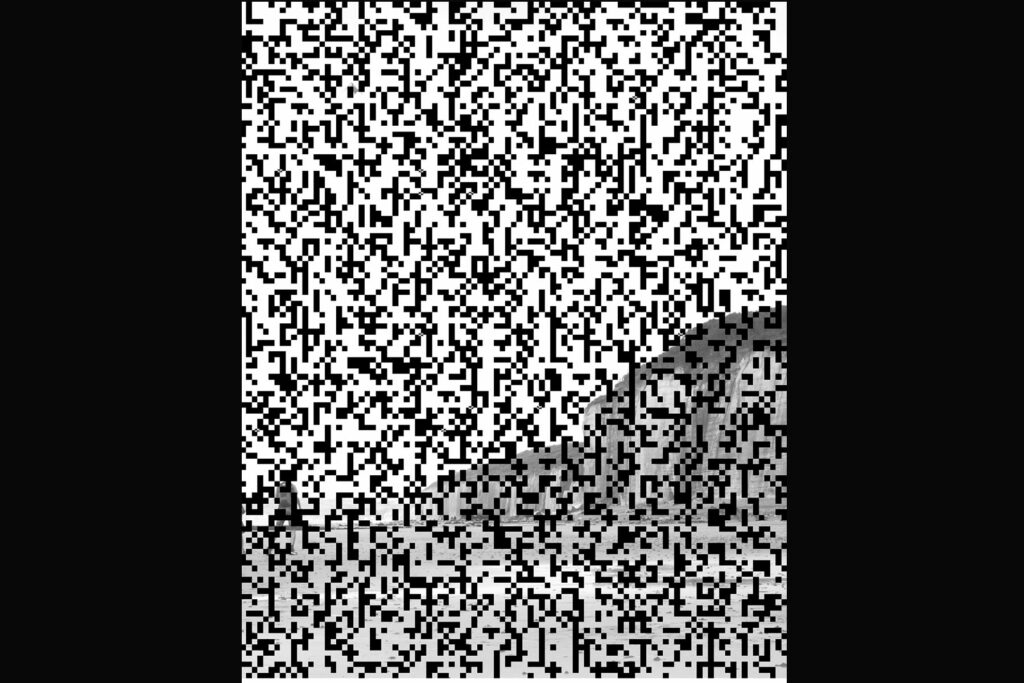 Cette image qui illustre l'exposition "Brayogrammes" présente du braille à 6 points qui se conjugue avec l'image en noir et blanc d'une plage normande.