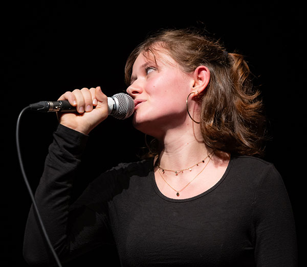 Portrait de Tess, artiste en 1ère partie.