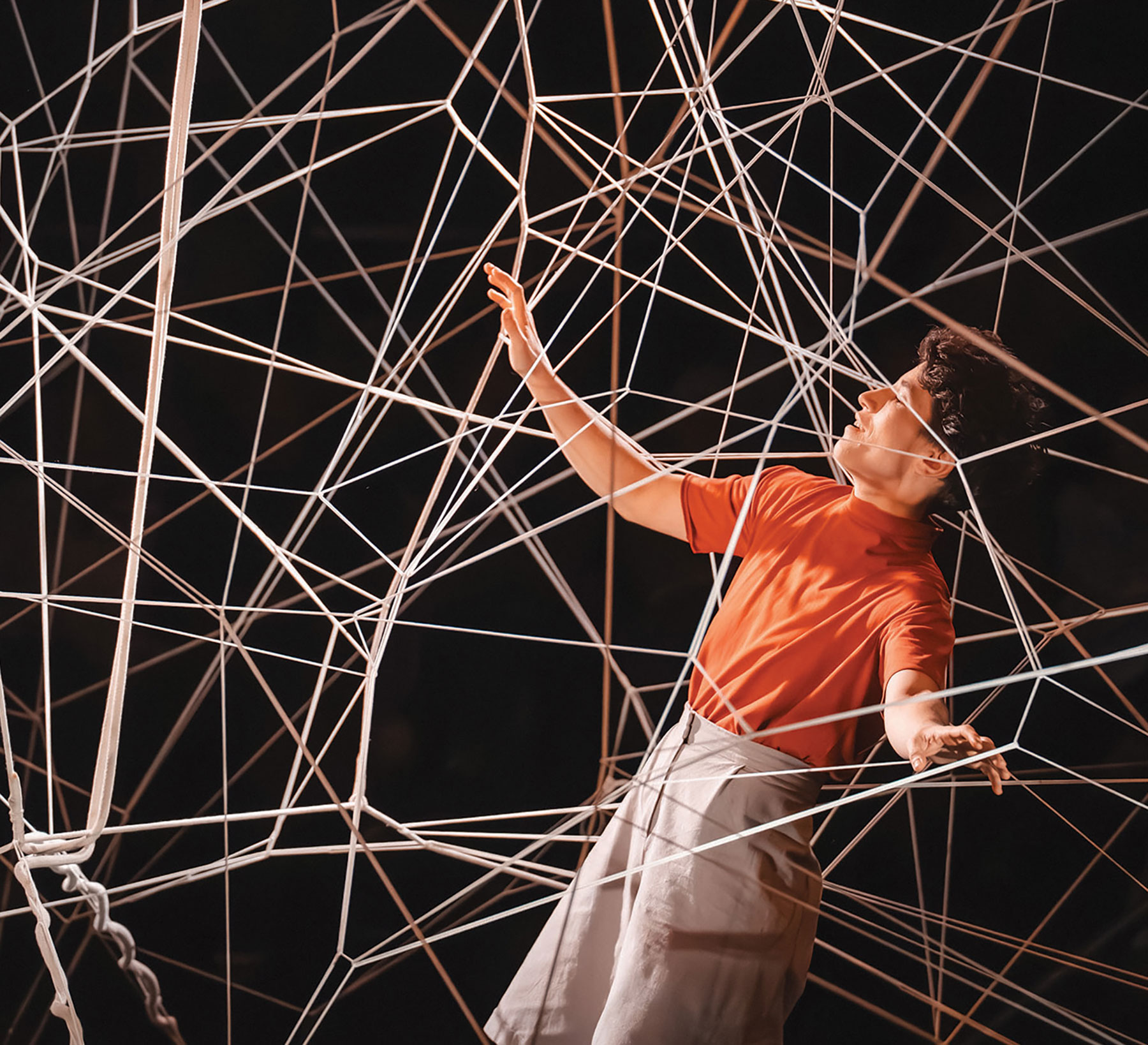 Le visuel du spectacle "Anitya" représente la circassienne Inbal Ben Haïm au centre d'une structure de fils qu'elle utilise comme un agrès de cirque.